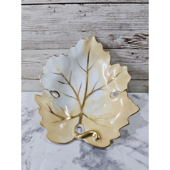 Vintage Ucagco China Japan Leaf Shaped Trinket Dish 5" x 4.5" - Picture 1 of 5